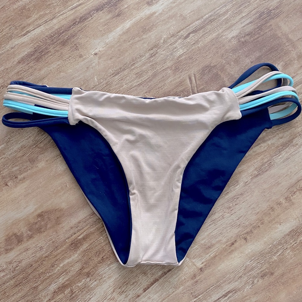 REVERSIBLE NUDE TAN / NAVY BLUE BIKINI BOTTOMS